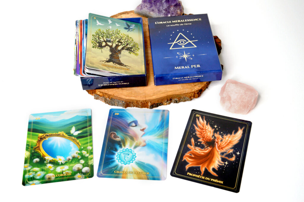 Photographie de quelques cartes de l'oracle et de son fascicule